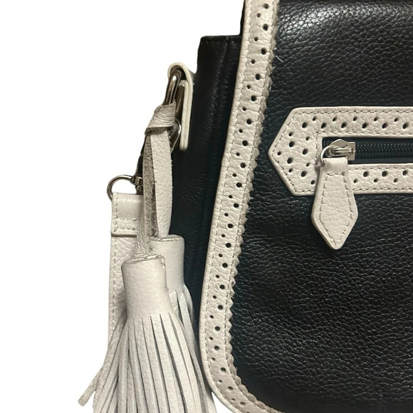 Danier beautiful saddle purse in mint condition. Crossbody with tassles - Picture 2 of 9